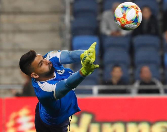 El portero de Israel, Ariel Harush, se calienta antes del partido de clasificación de fútbol Euro 2020 Grupo G entre Israel y Eslovenia en el Estadio Sammy Ofer.