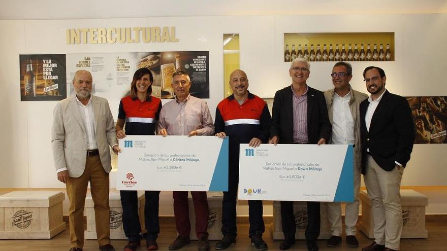 Entrega del cheque a Cáritas y Down Málaga.