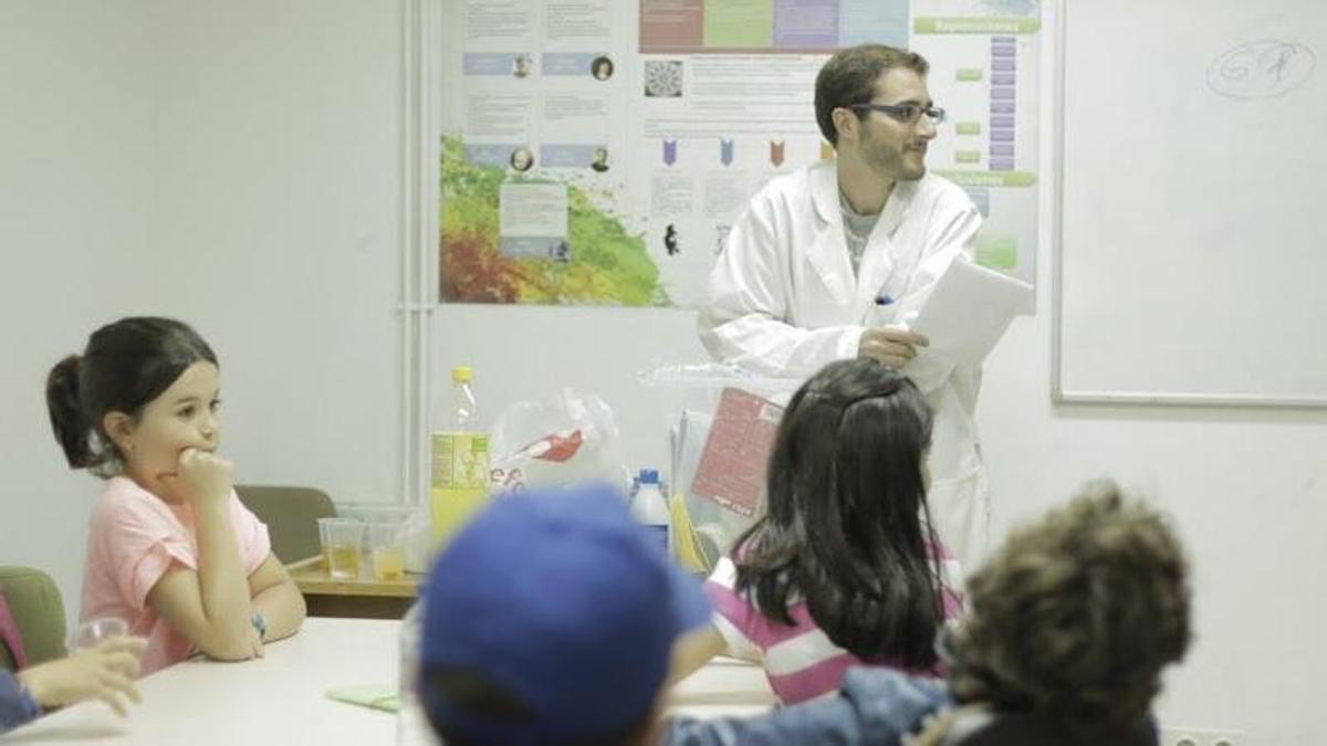 Imagen de archivo de un profesor dando clase en un centro de altas capacidades.
