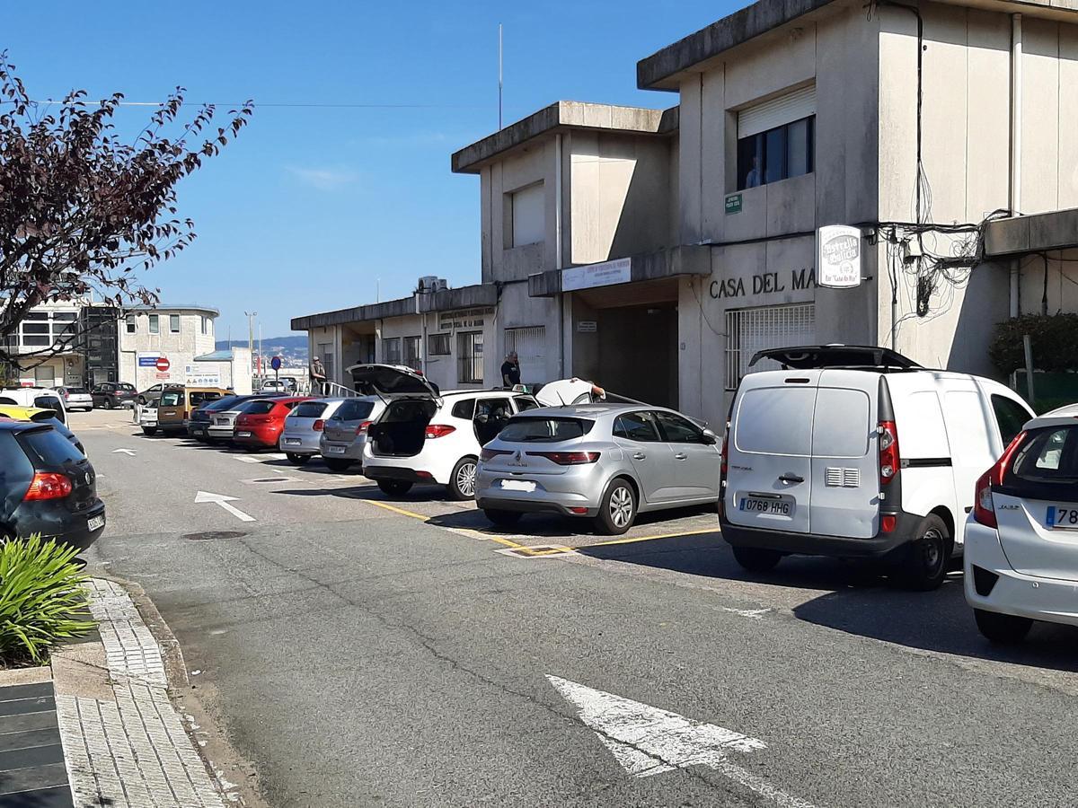 La Guardia Civil durante el registro del taxi en Bueu, delante de la jefatura de la Policía Local de Bueu.