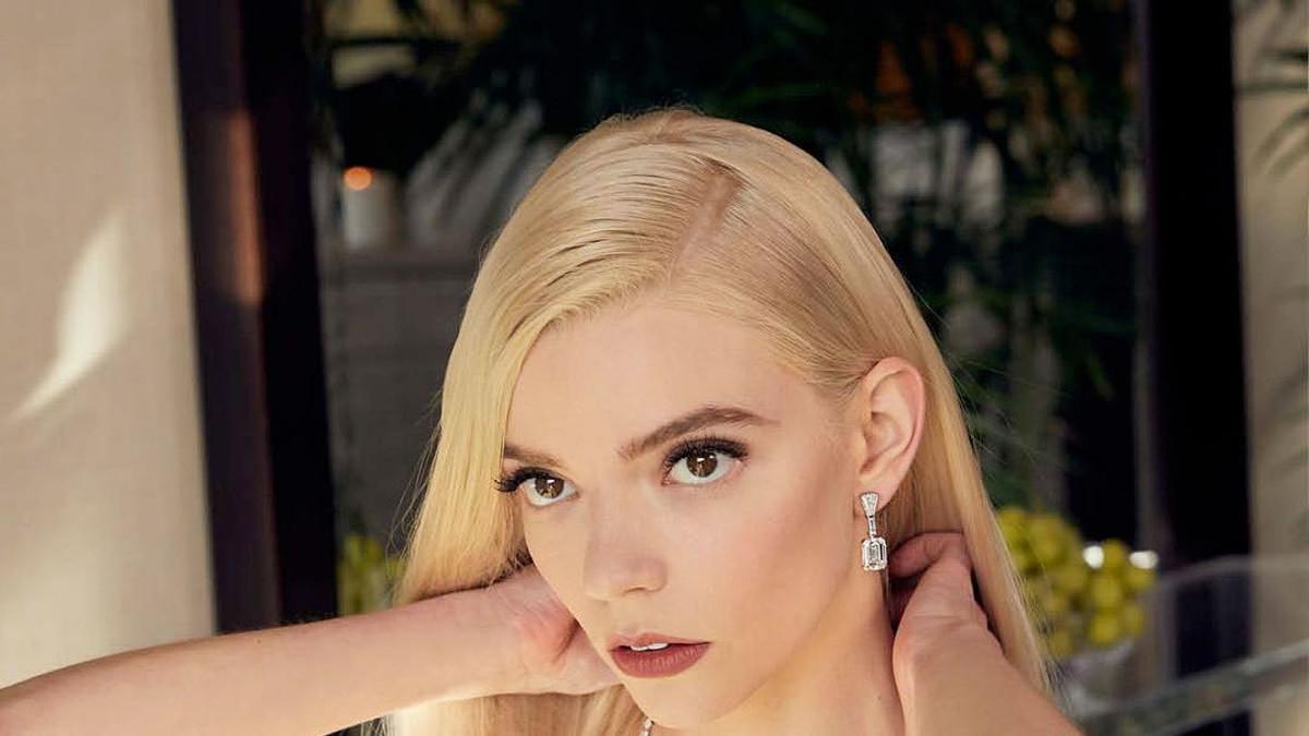 La melena rubia extralarga de Anya Taylor-Joy, con joyas de Tiffany &amp; Co. y vestido de Dior para los Globos de Oro 2021