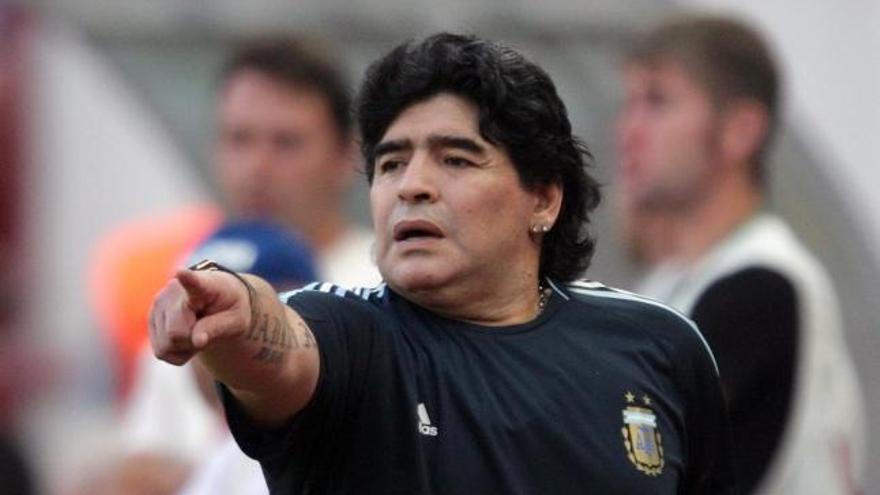 El seleccionador argentino Diego Maradona reacciona durante un partido amistoso disputado entre Rusia y Argentina, hoy 12 de agosto de 2009, en Moscú, Rusia.