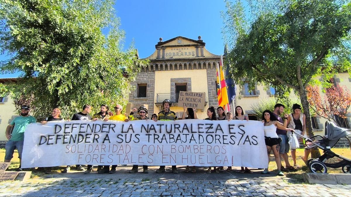 Concentración de bomberos en la sede de la comarca del Sobrarbe, este martes.