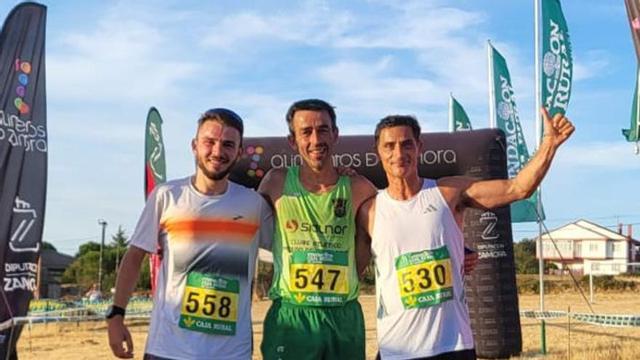 Los atletas ganadores posan tras concluir sus respectivas carreras en Videmala.  |