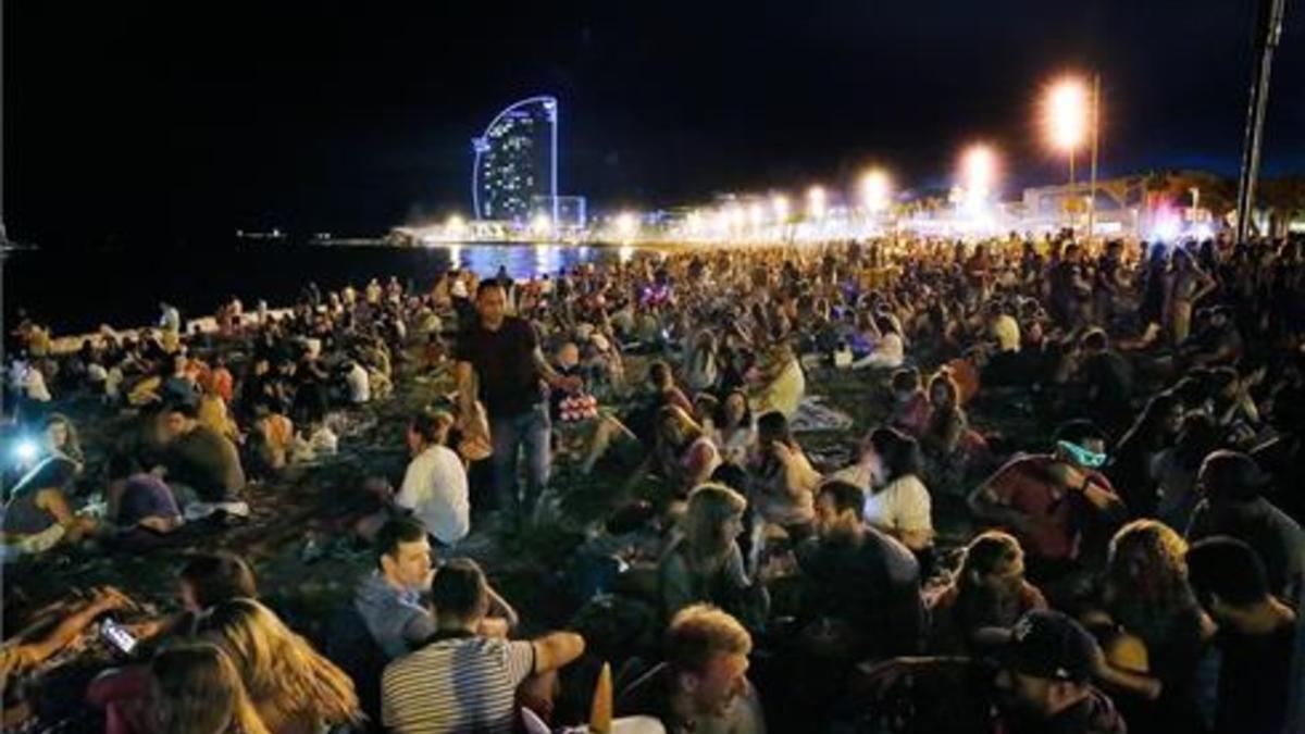 Celebración de la verbena de Sant Joan 2018 en la playa de la Barceloneta.