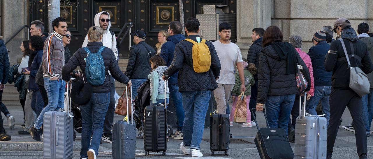 Turistas rumbo a sus alojamientos en el centro de Barcelona.