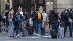 Turistas rumbo a sus alojamientos en el centro de Barcelona.