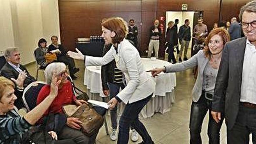 Artur Mas i Marta Madrenas saludant militants del partit.