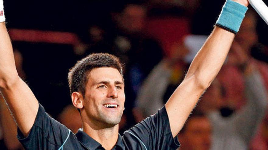 Djokovic levanta los brazos en señal de victoria tras derrotar a David Ferrer en dos sets.