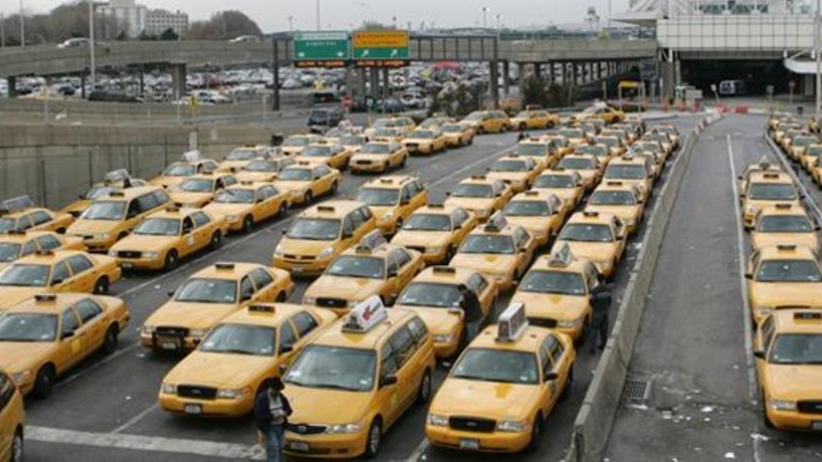 Taxis de Nueva York esperan en el aeropuerto La Guardia.