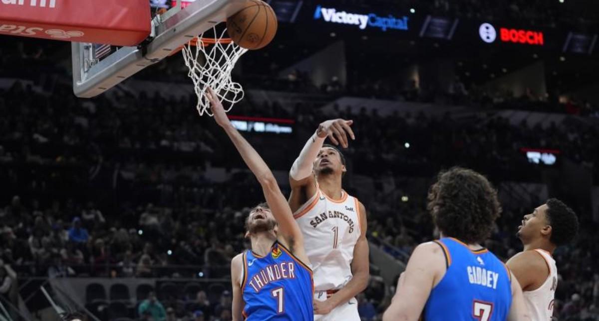 Chet Holmgren y Victor Wembanyama se enfrentan en el Oklahoma City Thunder - San Antonio Spurs