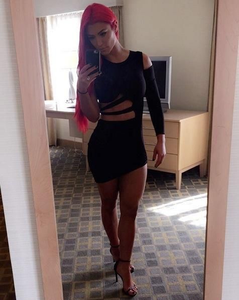 Natalie Eva Marie con 'LBD'