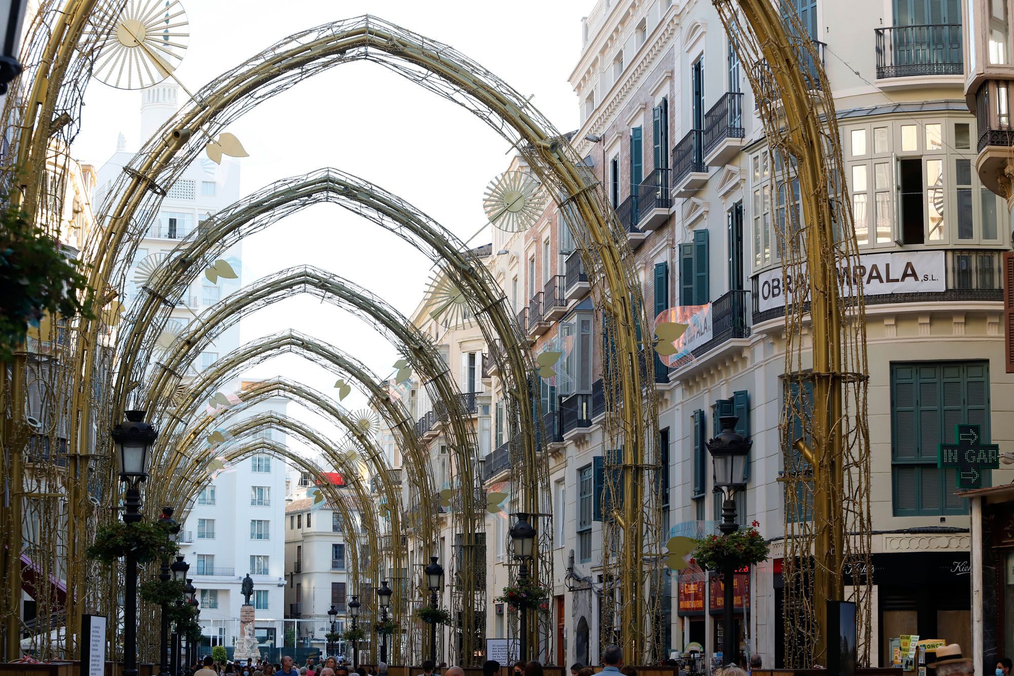 La estructura de las luces de Navidad, ya colocada en la calle Larios.