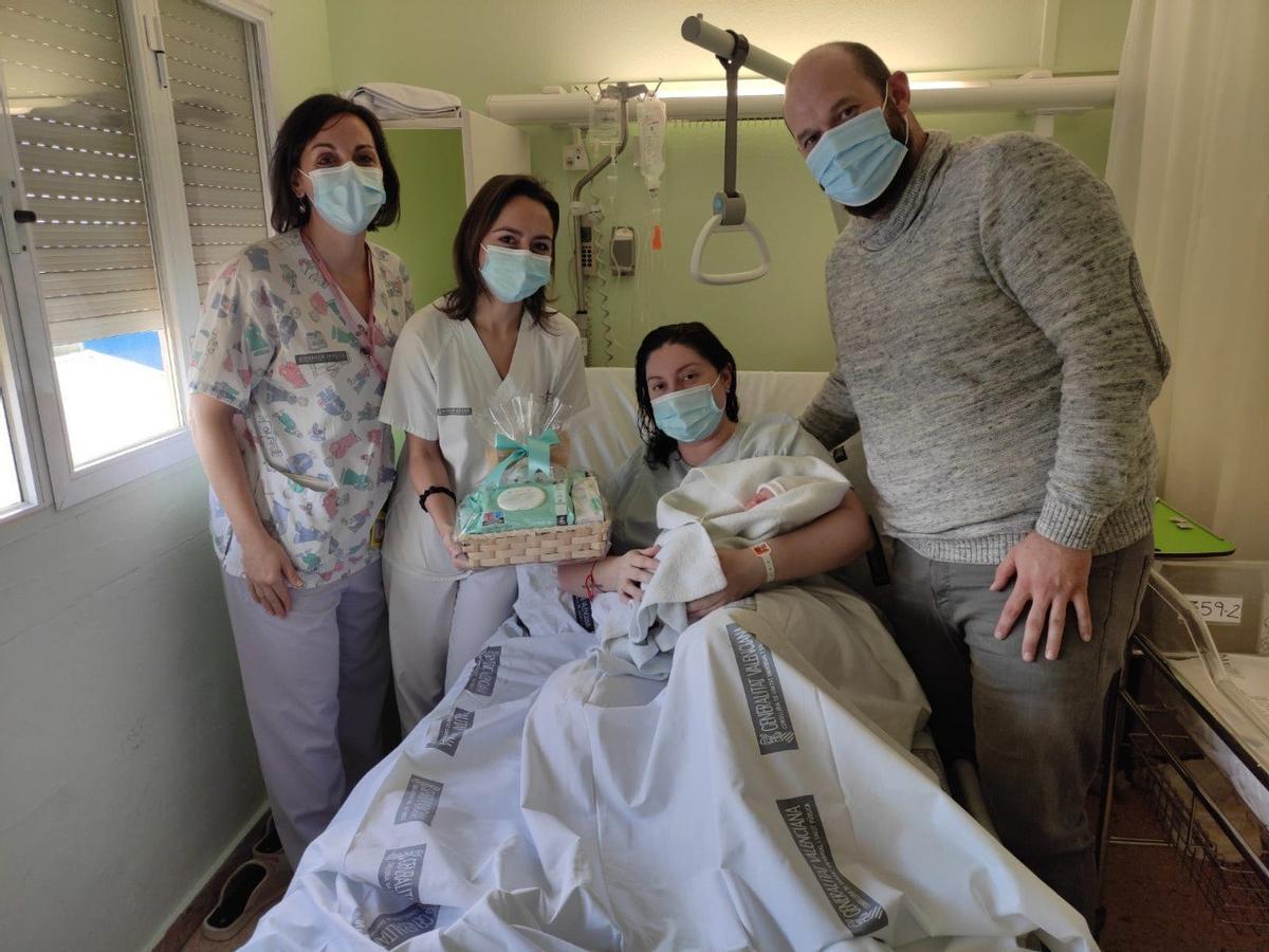 Romeo es el primer castellonense del año. Aquí, posando con sus padres Alba y Sergio en el Hospital General de Castelló