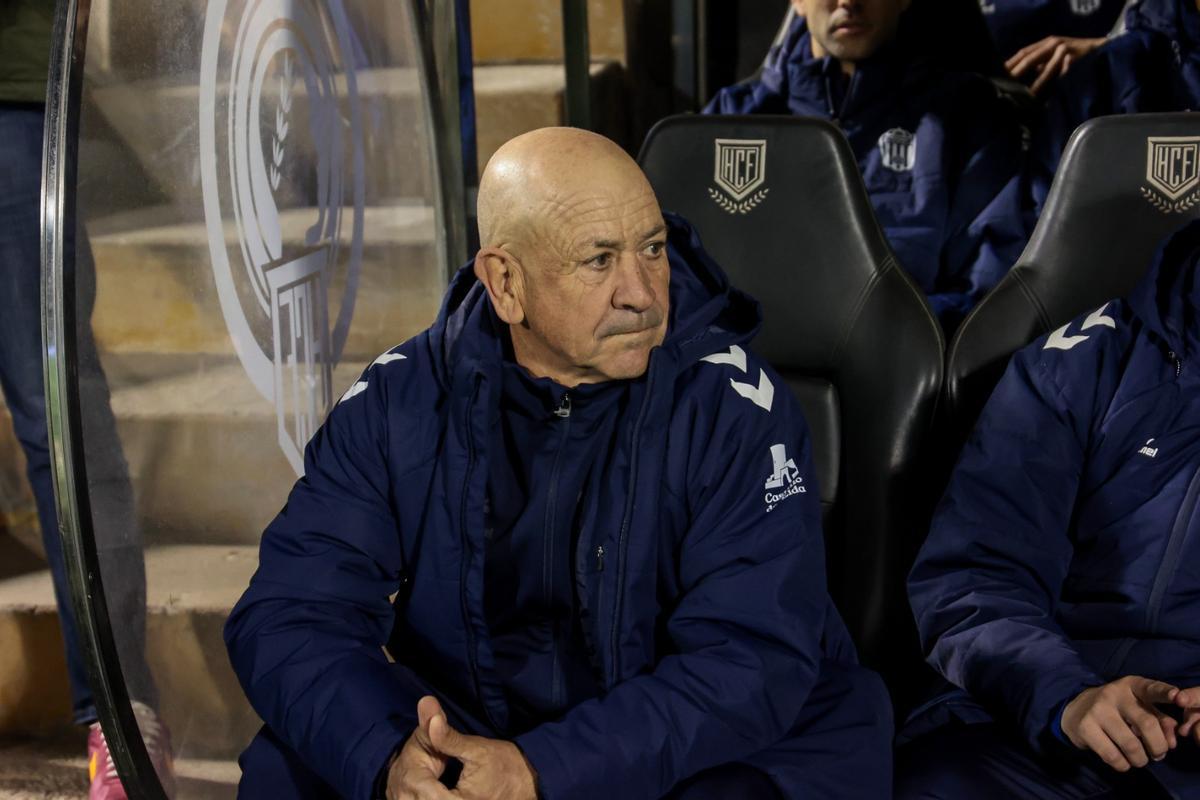 Claudio Barragán en el banquillo del Rico Pérez