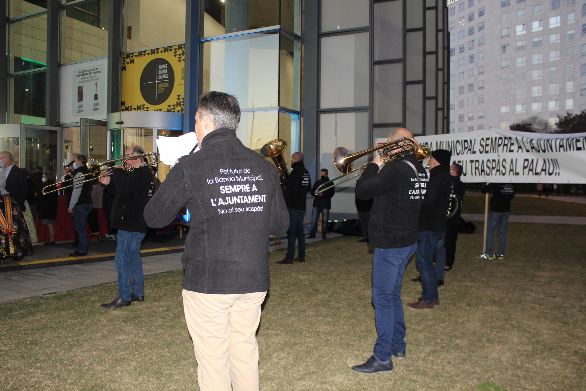 La Banda Municipal llevó su protesta a las puertas de la exaltación de la fallera mayor