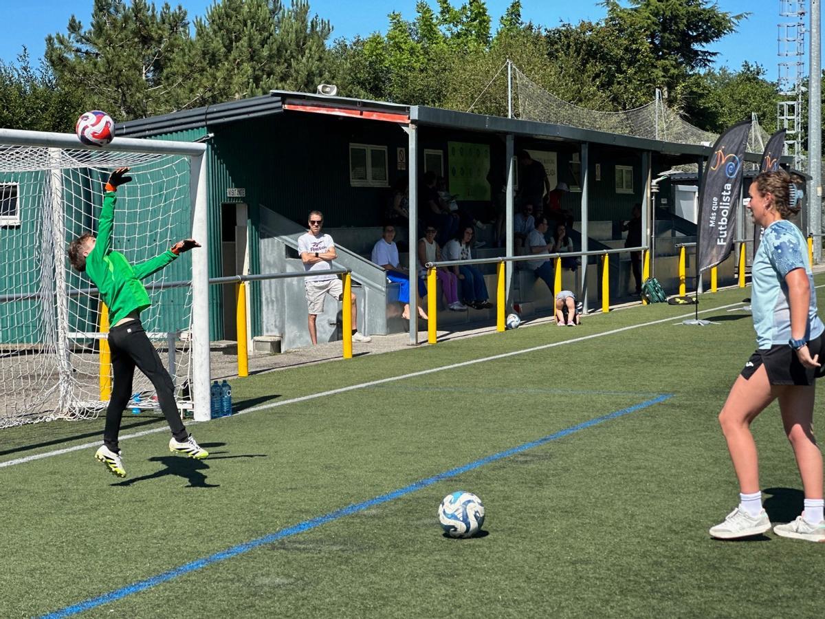 En imágenes: el club Valdés ACF conoce los secretos del portero gracias a la avilesina María Echezarreta, "Cheza"