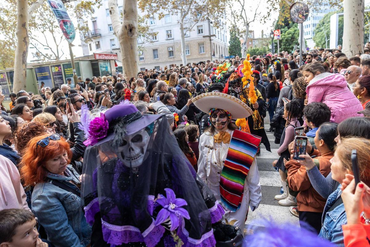 Espectacular desfile de Catrinas por La Rambla