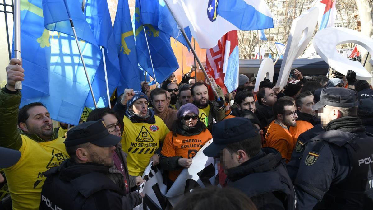 Manifestación conjunta de trabajadores de Alcoa de Asturias y Galicia en Madrid.