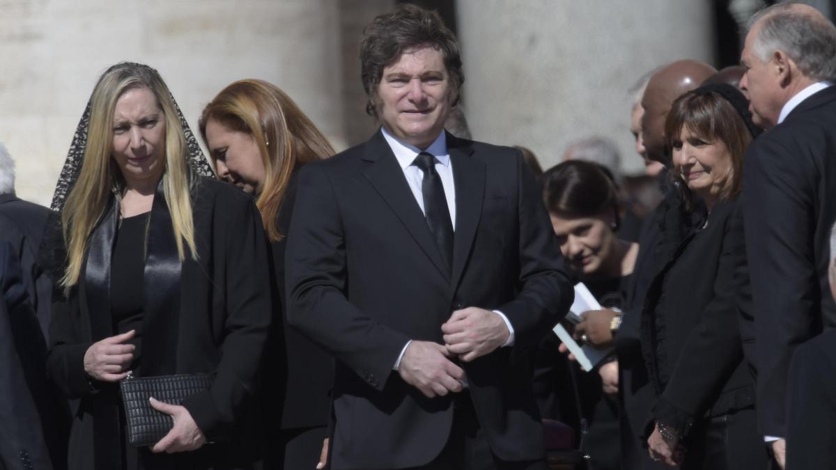 El presidente de Argentina, Javier Milei, asiste al funeral del Papa Francisco en el Vaticano