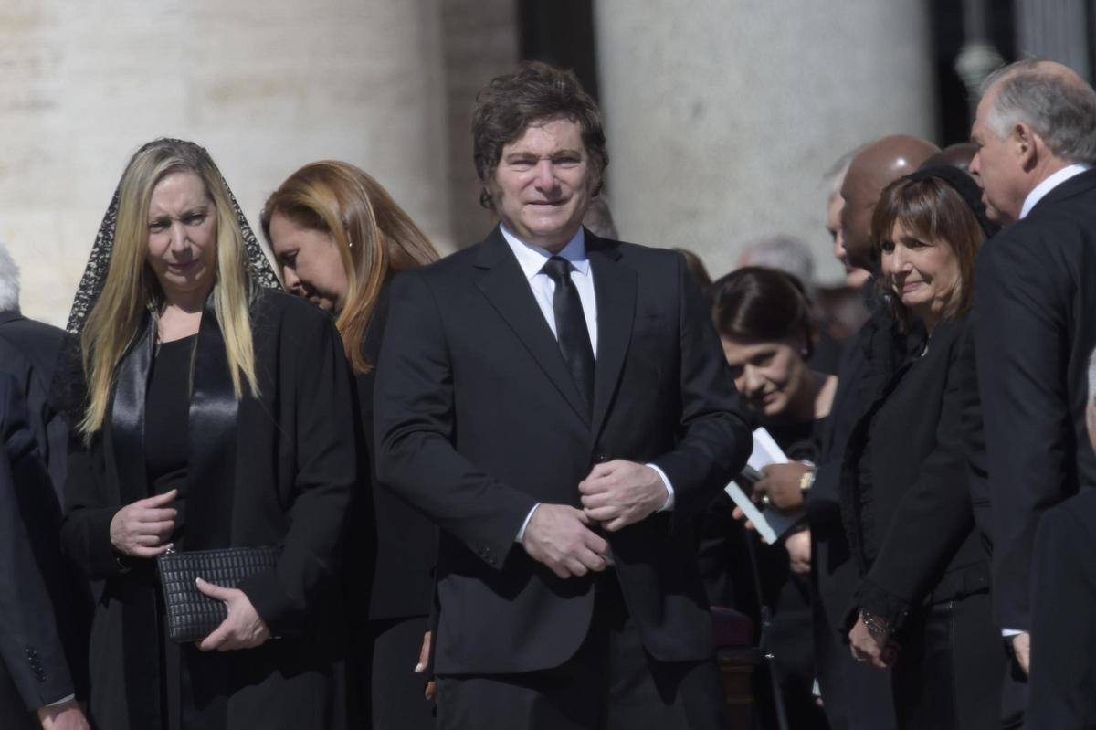 El presidente de Argentina, Javier Milei, asiste al funeral del Papa Francisco en el Vaticano