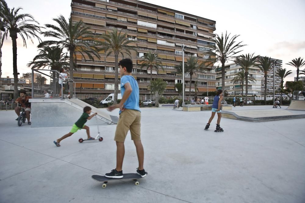 Los monopatines se adueñan de la Playa de San Juan