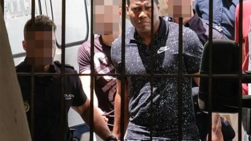 El preso investigado por tres asesinatos ayer en los juzgados de Benalúa.