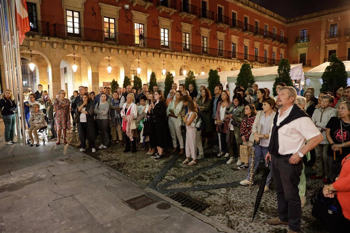 Lectura del manifiesto en la plaza Mayor de Gijón de las afectadas de cáncer de mama metastásico