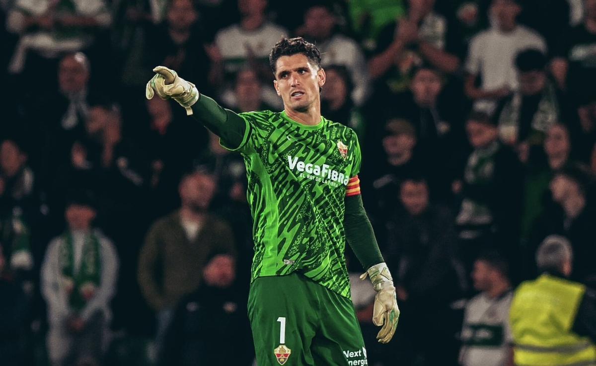 Matías Dituro señala con el dedo hacia adelante, durante un partido esta temporada en el Martínez Valero.