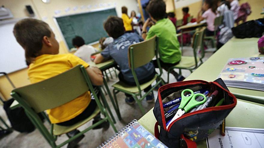 Alumnos de un colegio en su primer día de clase.