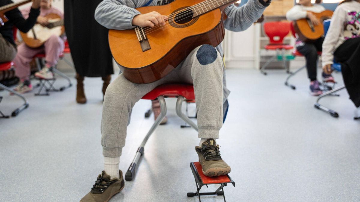 Un estadounidense llega a Barcelona con 0 euros y pone en marcha un plan para sobrevivir solo con su guitarra