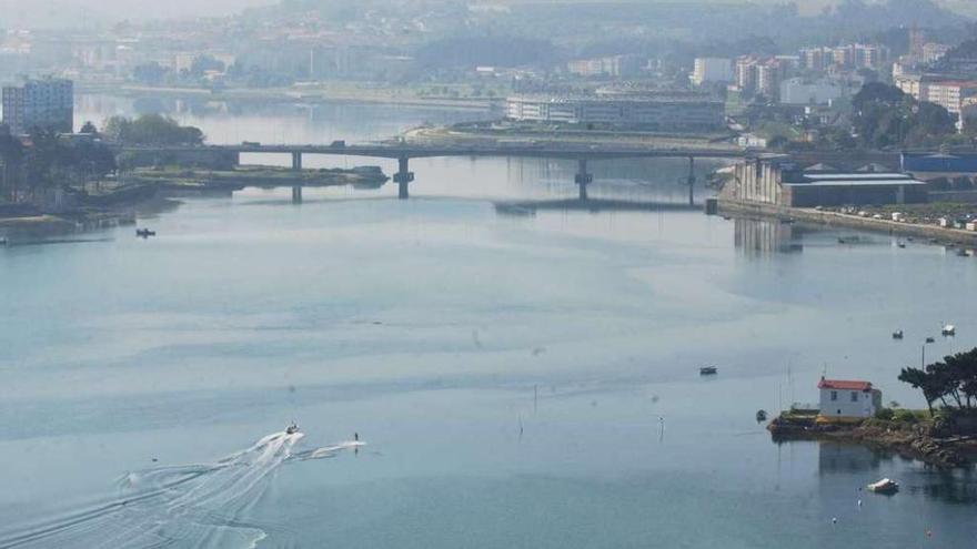 Vista de la ría de O Burgo, con el puente de A Pasaxe de fondo. víctor echave