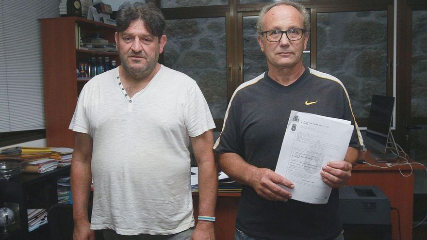 Francisco Álvarez (d.), uno de los hijos de la paciente fallecida, junto al abogado Alfonso Grande, que ha ganado el caso.
