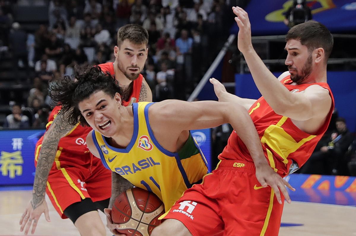 Jakarta (Indonesia), 28/08/2023.- Gui Carvalho of Brazil (C) in action during the FIBA Basketball World Cup 2023 group stage match between Brazil and Spain in Jakarta, Indonesia, 28 August 2023. (Baloncesto, Brasil, España) EFE/EPA/MAST IRHAM