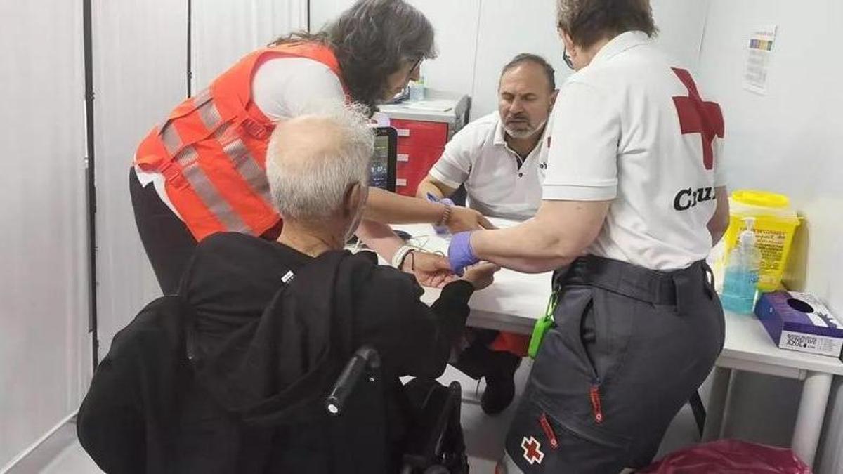 Personal de la Cruz Roja atiende al octogenario que iba en la patera que ha llegado a Calp