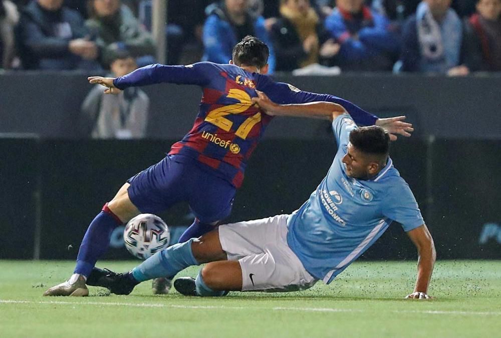 El delantero del FC Barcelona Carles Pérez (i) disputa un balón con Mariano Gómez, defensa argentino del UD Ibiza, el centrocampista Josep Caballé (d), este miércoles, durante el partido de dieciseisavos de final de la Copa del Rey que se disputa en el estadio de Can Misses
