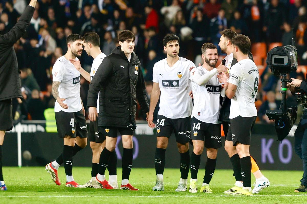 Los jugadores del Valencia, tremendamente felices por la recompensa de los tres puntos tras el gran esfuerzo hecho