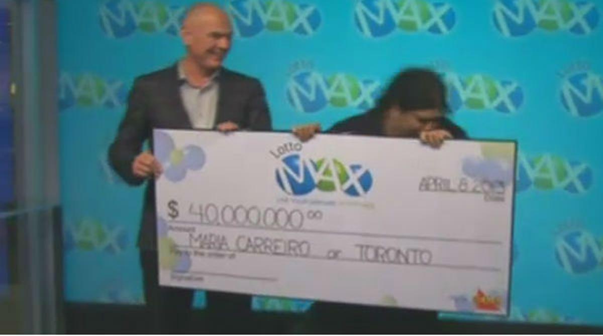 La guanyadora rep el xec que la converteix en milionària.