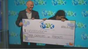 La guanyadora rep el xec que la converteix en milionària.