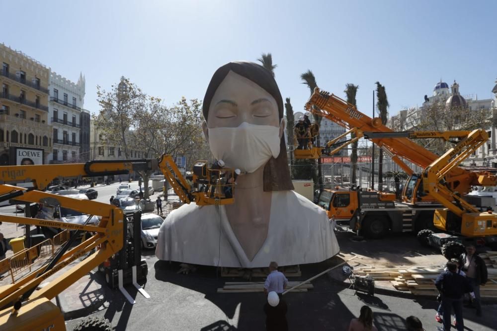 Coronavirus en Valencia | Colocan una mascarilla a la figura de la falla municipal