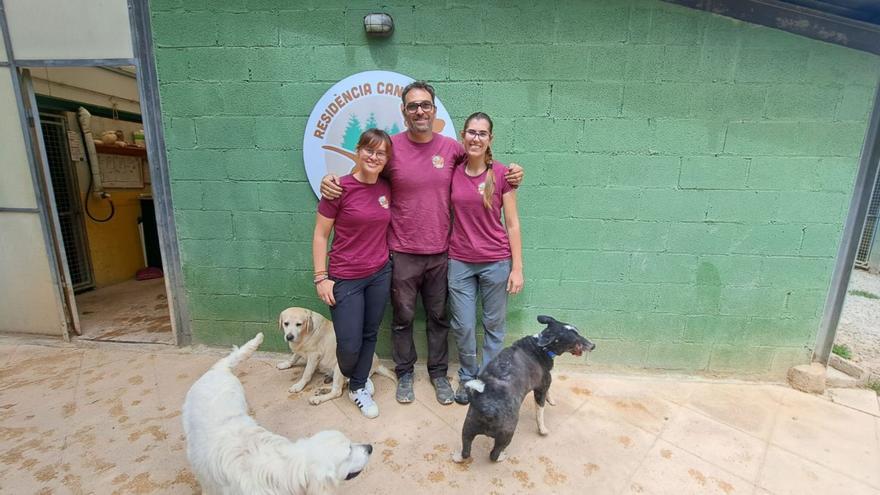 L’equip de la residència canina del Cadí amb alguns dels seus estadants