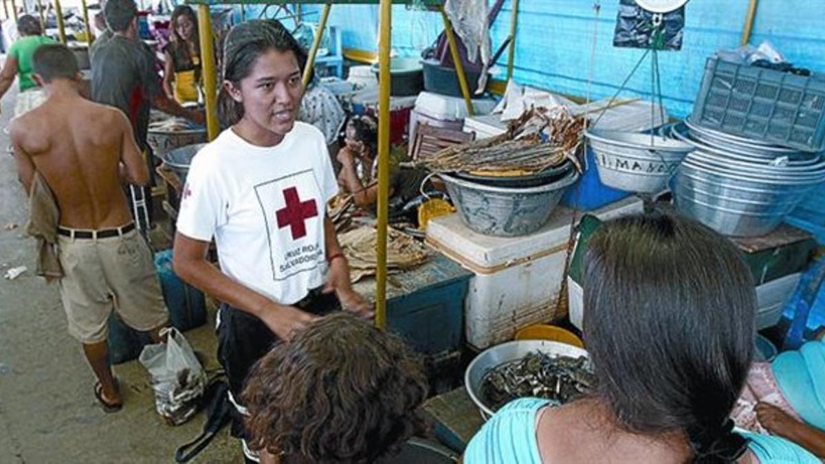 De izquierda a derecha, un especialista analiza la trayectoria del tsunami mientras ciudadanos de San Francisco observan olas (arriba) y pescadores salvadoreños se preparan.