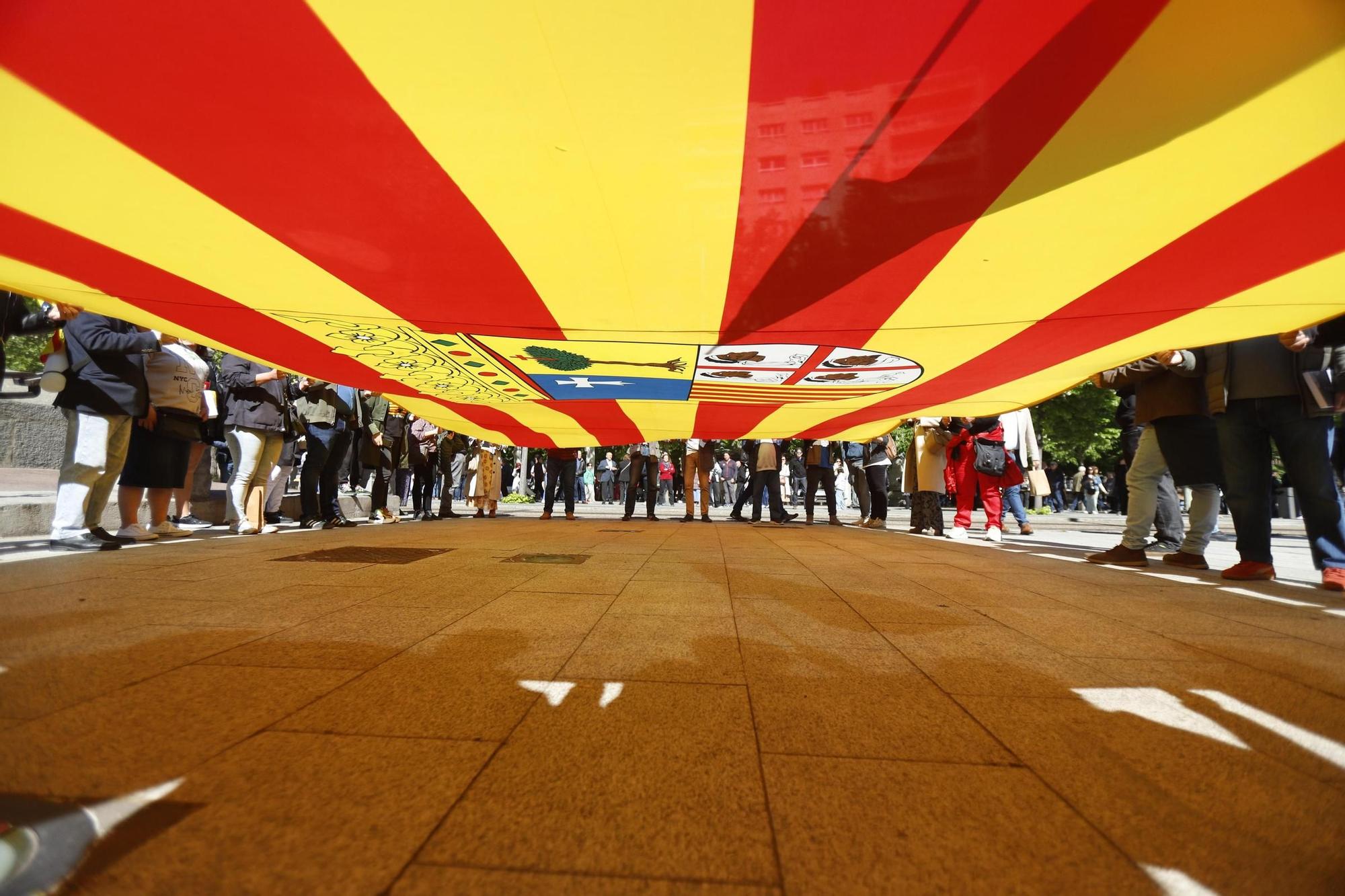 En imágenes | Multitudinario Día del Libro en el centro de Zaragoza