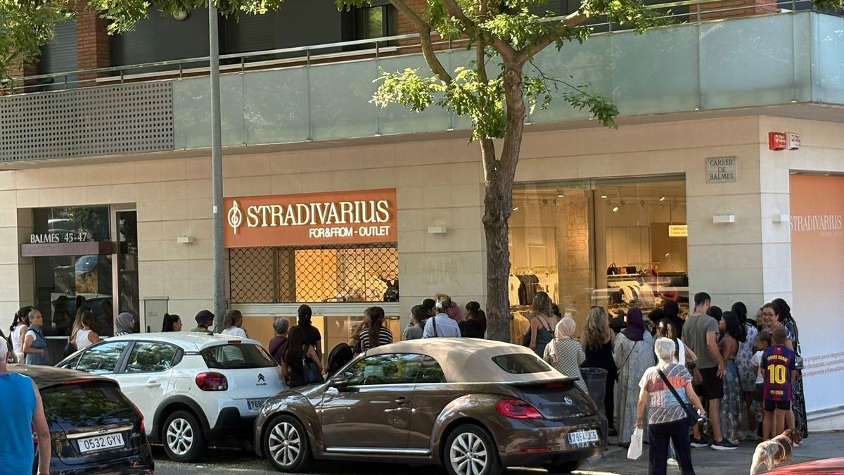 La cua que s'ha format aquest matí abans que obrís el nou local d'Stradivarius For&From Outlet