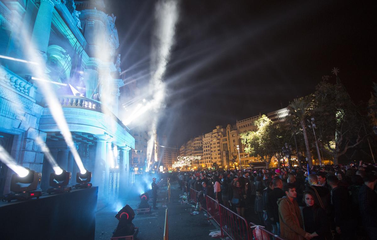 Animación con cañones de luces en la fiesta de Nochevieja, en la plaza del Ayuntamiento.