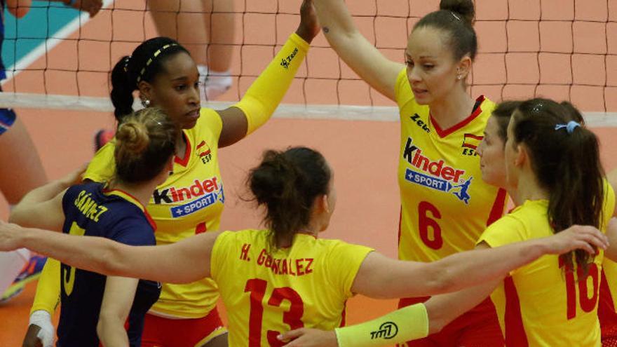 Ana Correa (con el número 6 en su camiseta), durante un reciente partido con la Selección Española