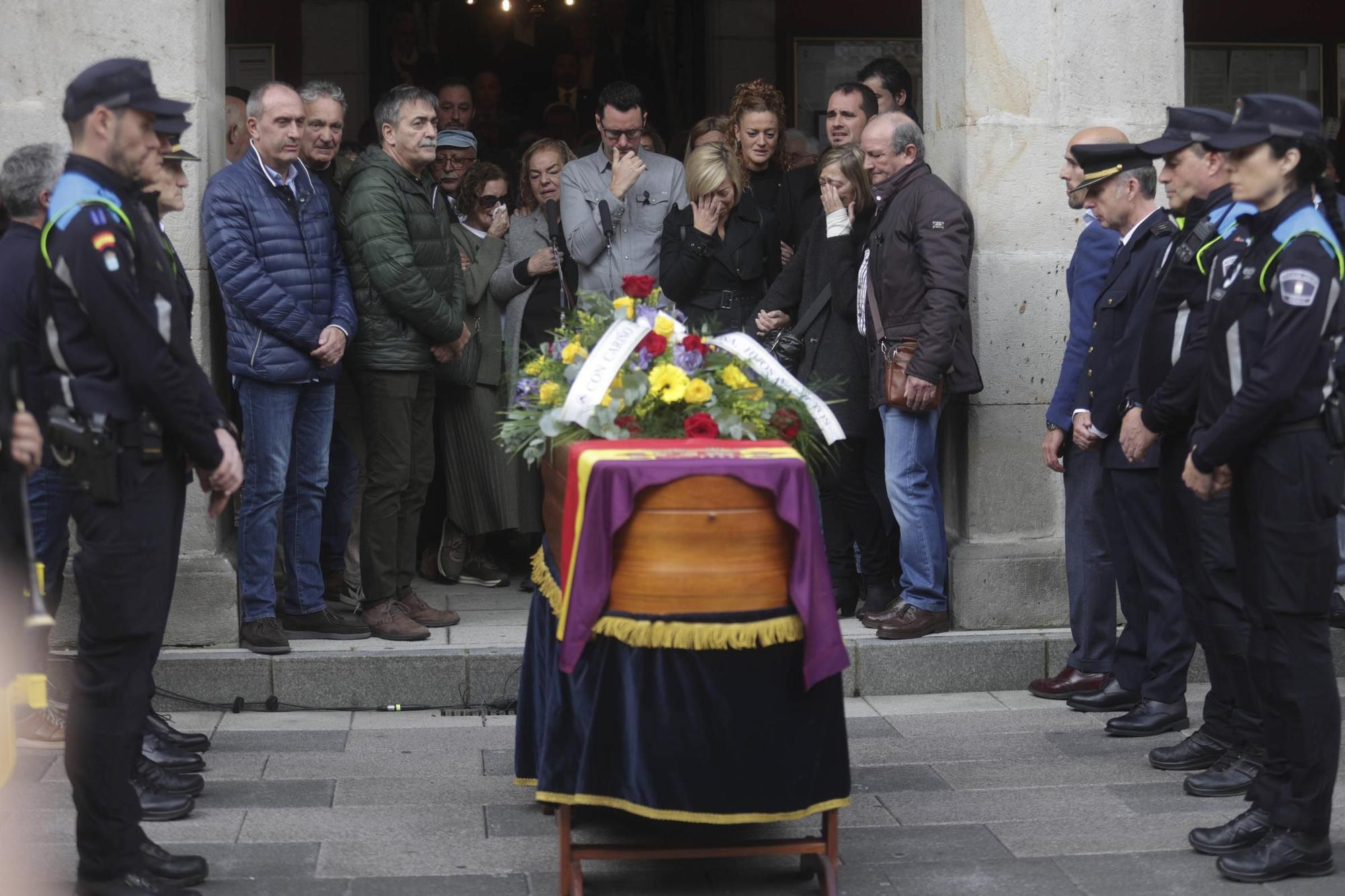 EN IMÁGENES: Mieres se echa a la calle para despedir a su Alcalde, Aníbal Vázquez