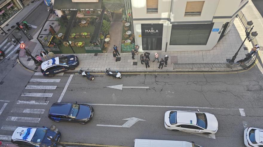 Hartazgo vecinal con un «after» del centro de Oviedo tras otra intervención de la Policía: "Es insoportable"