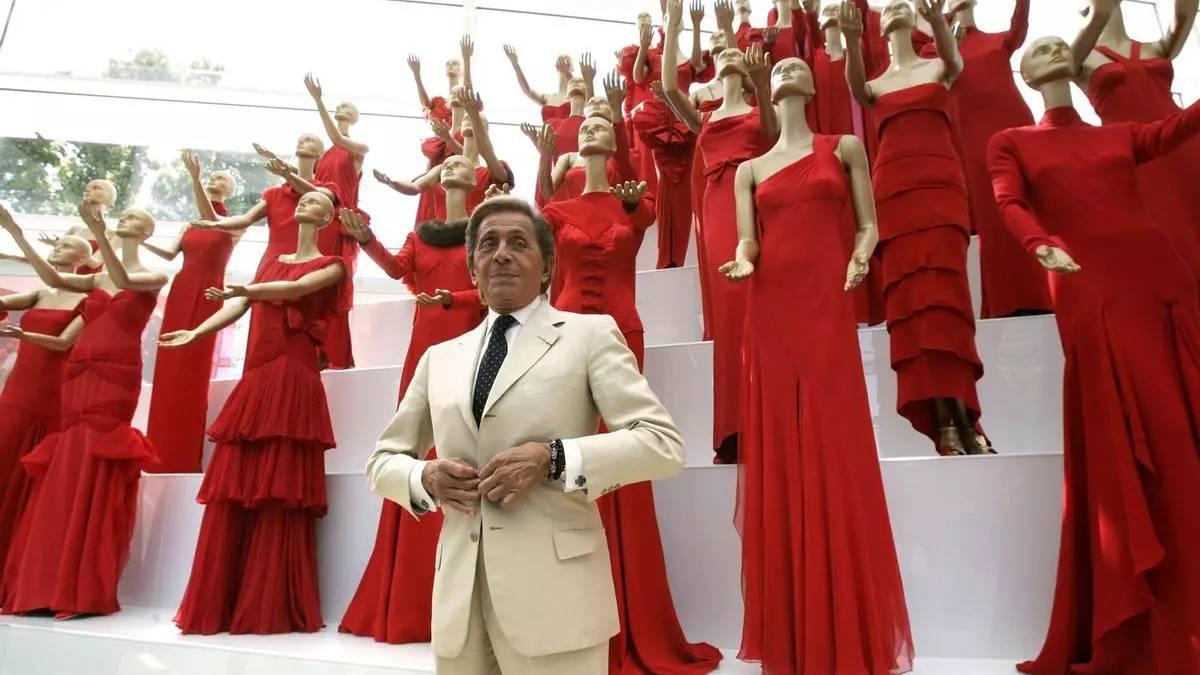Valentino Garavani amb alguns dels seus dissenys més icònics