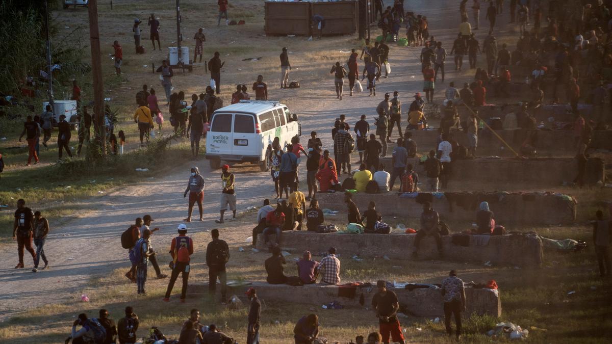 Miles de migrantes en busca de asilo en EEUU esperan a ser atendidos bajo el puente Internacional de Del Río, Texas.